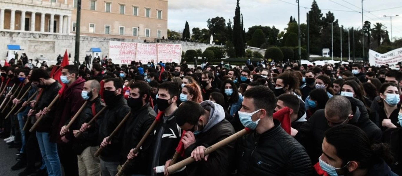 Πλήθος φοιτητών συγκεντρώθηκε στο Σύνταγμα για να δηλώσει «όχι» στο νέο νόμο για τα ΑΕΙ